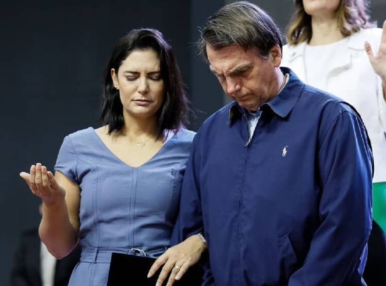 Michelle anuncia fim de nova cirurgia em Bolsonaro e agradece: “Graças a Deus”