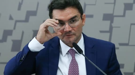 União Brasil expulsa ministro de Lula: Sabino cai por “infidelidade” e diz que segue de cabeça erguida