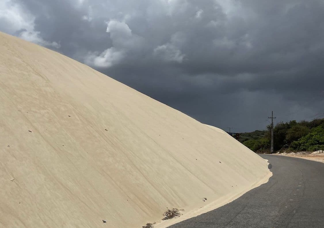 Descaso do governo do RN deixa praias do litoral norte isoladas por dunas na RN-305 em Pitangui