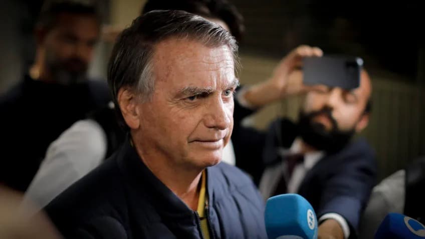 Bolsonaro voltou a ter soluços nesta manhã, diz Carlos