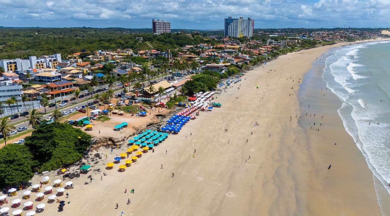 Prefeitura de Parnamirim reforça limpeza urbana no litoral até o fim do Carnaval