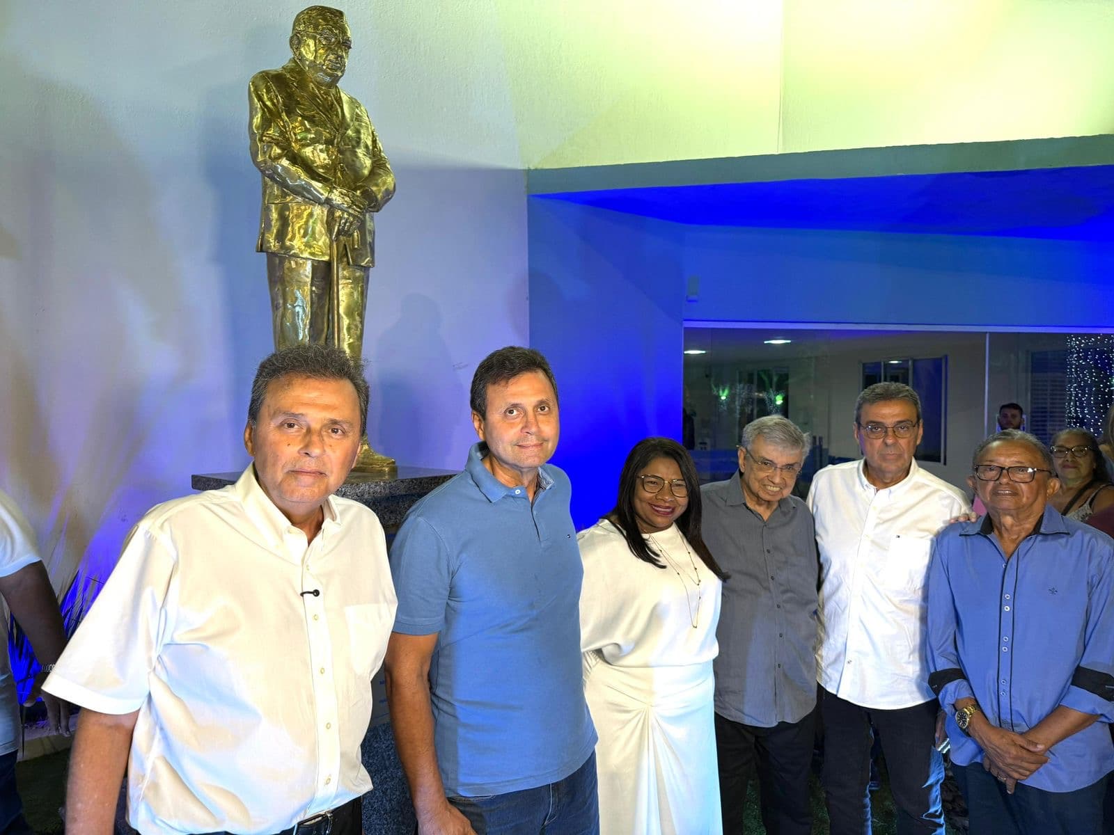 Emancipação política de Parnamirim é celebrada com entrega da estátua de Agnelo Alves