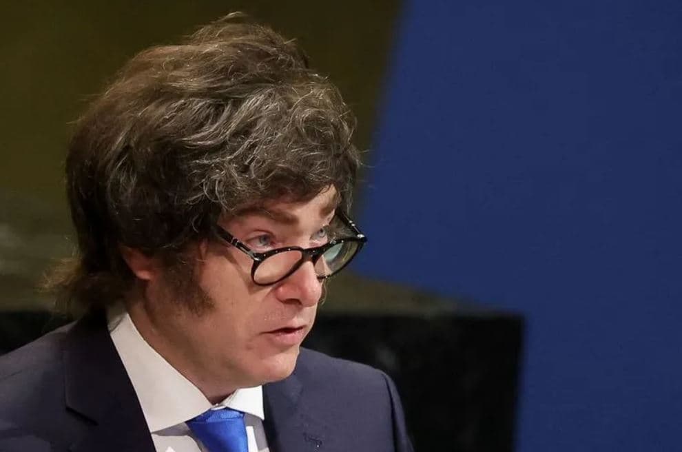 Milei reposta imagem que retrata Brasil como favela e exalta Argentina como potência futurista