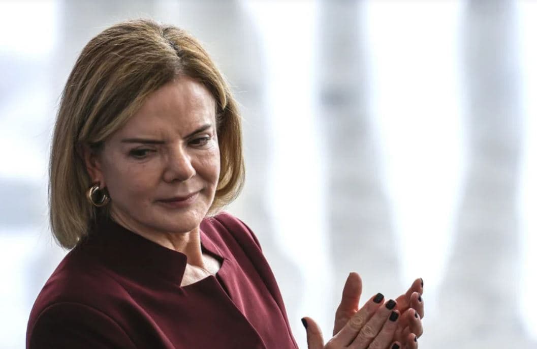 Gleisi acusa que família Bolsonaro colocou “faca no pescoço do Brasil”