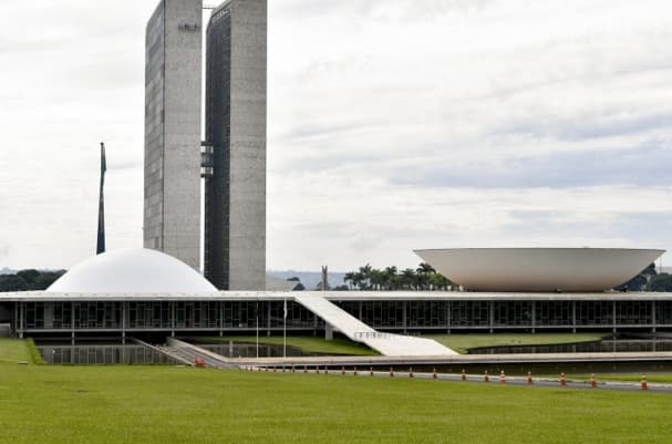 Câmara abre concurso milionário com 140 vagas e salários de até R$ 30 mil; veja quais cargos
