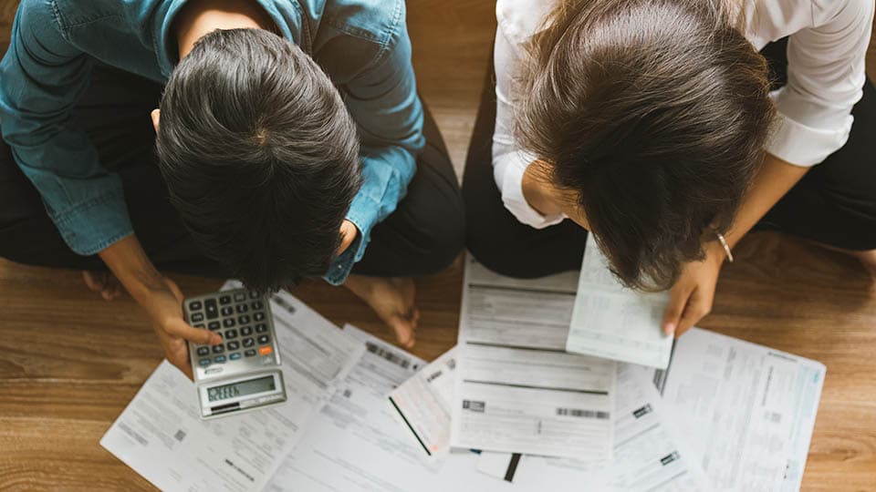 Endividamento das famílias bate 49,3% e consignado privado explode 257%