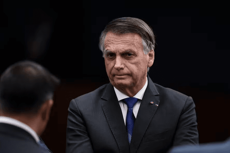 Aliados protocolam no STF pedido de prisão domiciliar humanitária para Jair Bolsonaro