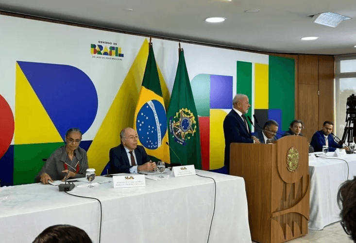 Lula diz "lamentar profundamente" crise no Correios mas descarta privatização