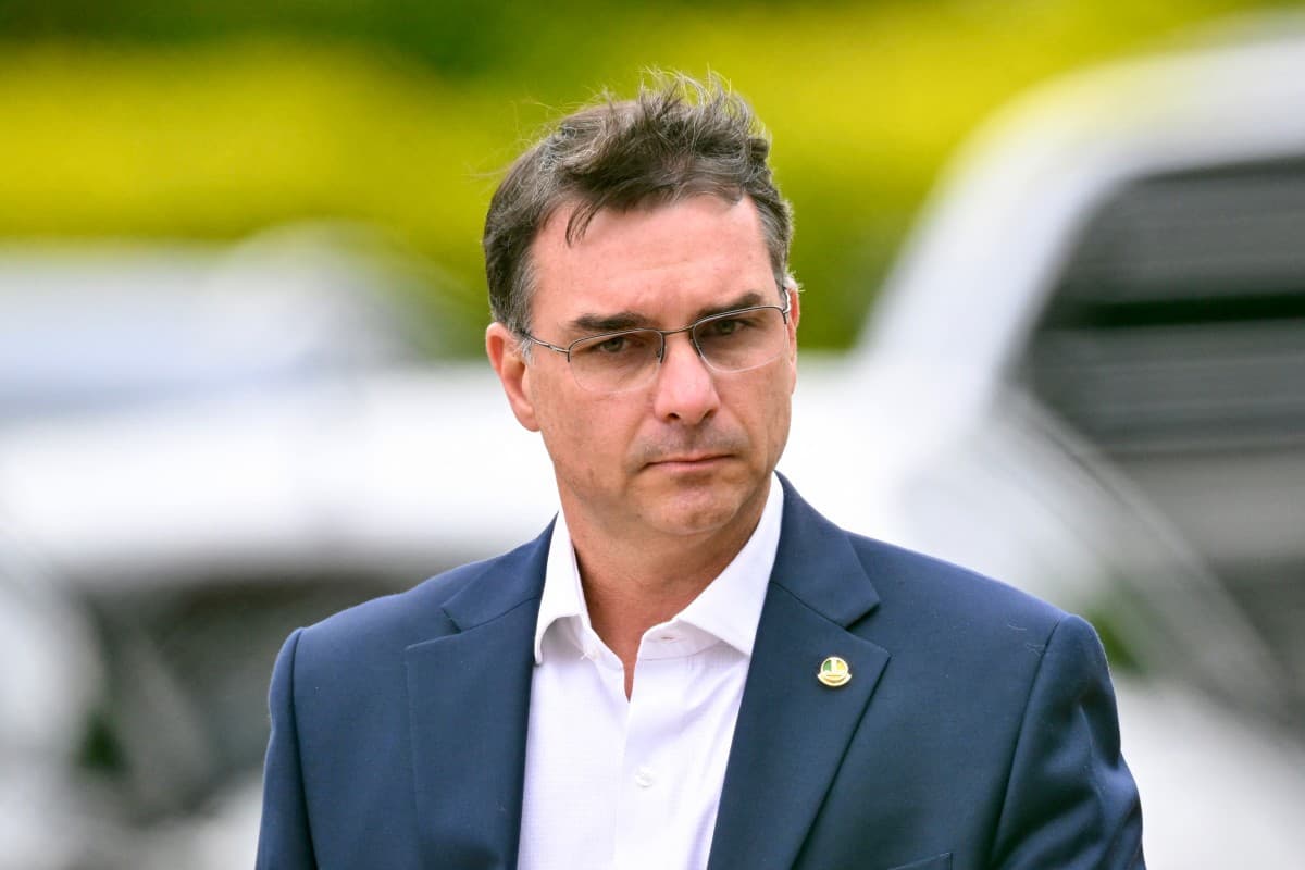Flávio Bolsonaro chama cúpula da PF de “gestapo” e denuncia perseguição internacional
