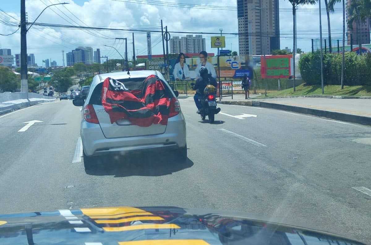 Jeitinho não colou: PRF flagra motorista tentando esconder placa na BR-101, em Natal