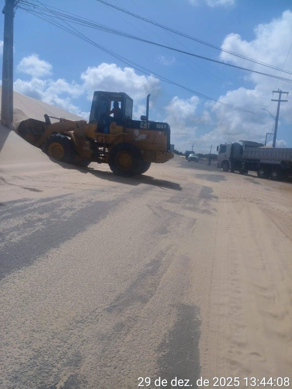 DER-RN retoma serviço de remoção de areia da RN-305, que dá acesso à Praia de Pitangui