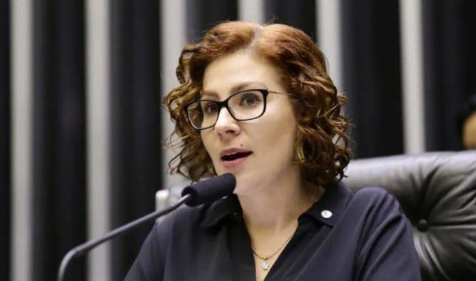 Carla Zambelli renuncia ao mandato de deputada federal; suplente é convocado