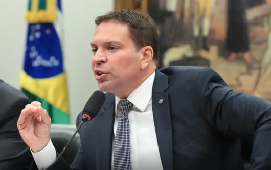 Moraes pede e governo aciona EUA para extradição de Ramagem