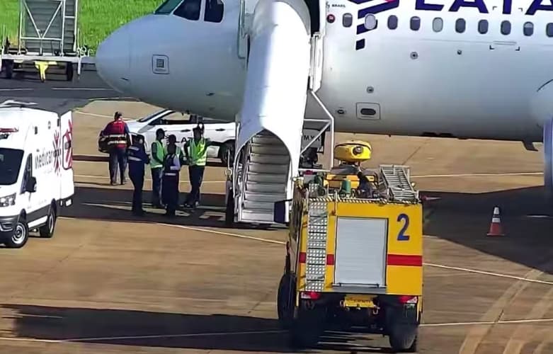 Carregador portátil explode em voo da Latam e passageiros entram em pânico no ar