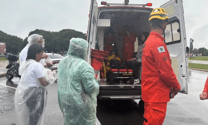 34 são atendidos e 9 estão em estado grave após raio atingir praça em Brasília onde acontece ato organizado por Nikolas