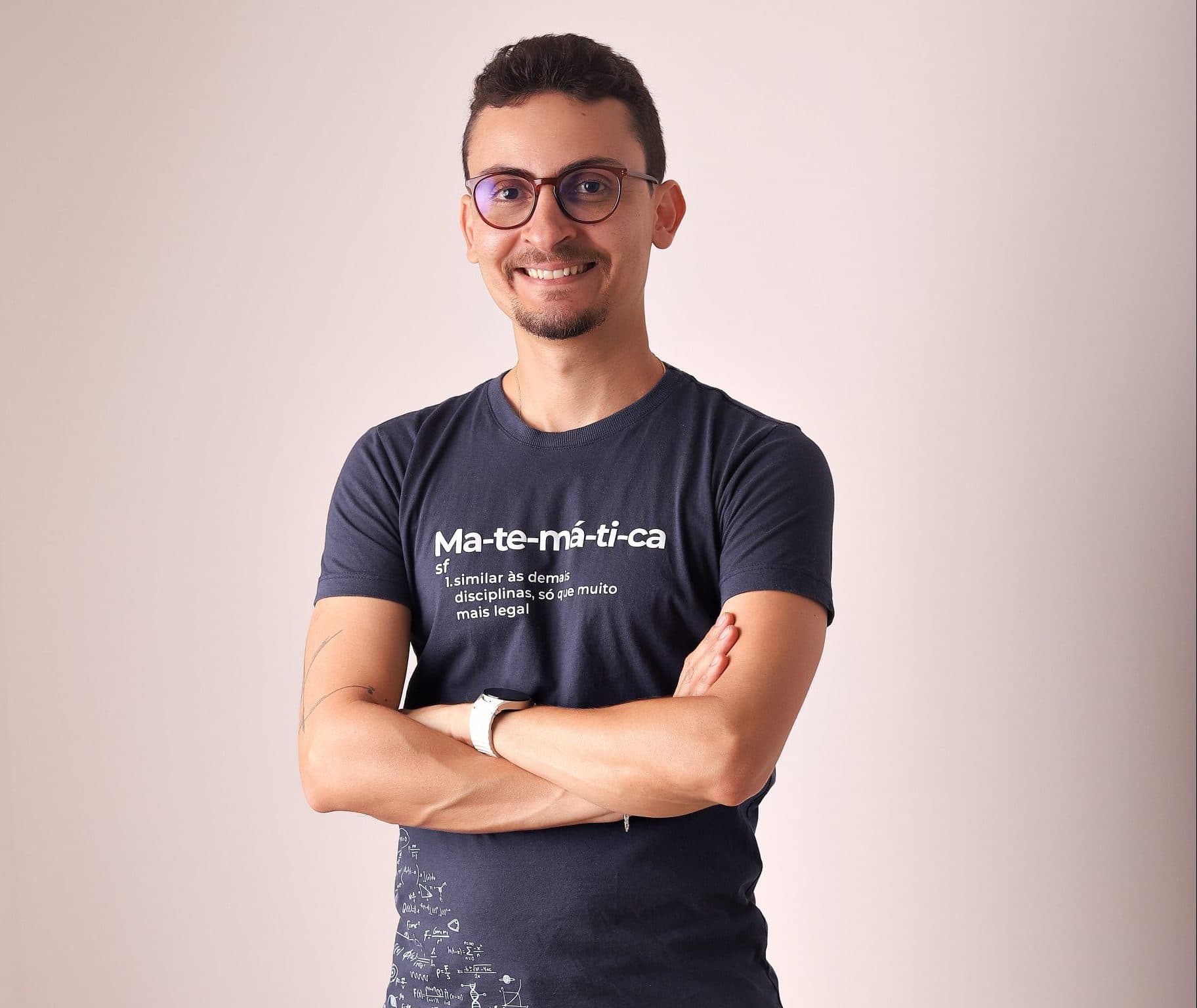 Curso de Matemática de Raphael Magão aposta em abordagem didática focada no ensino médio