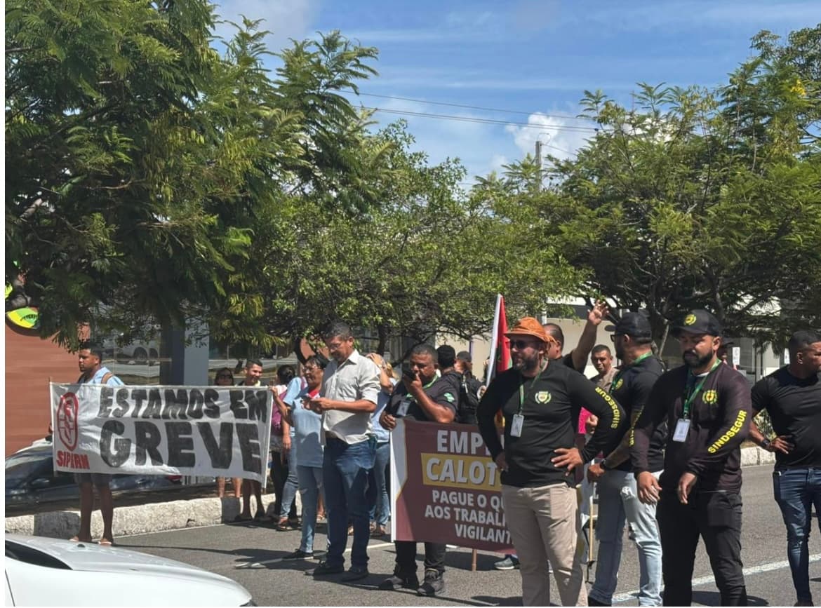 Vigilantes protestam por atraso salarial de terceirizados da saúde em Natal