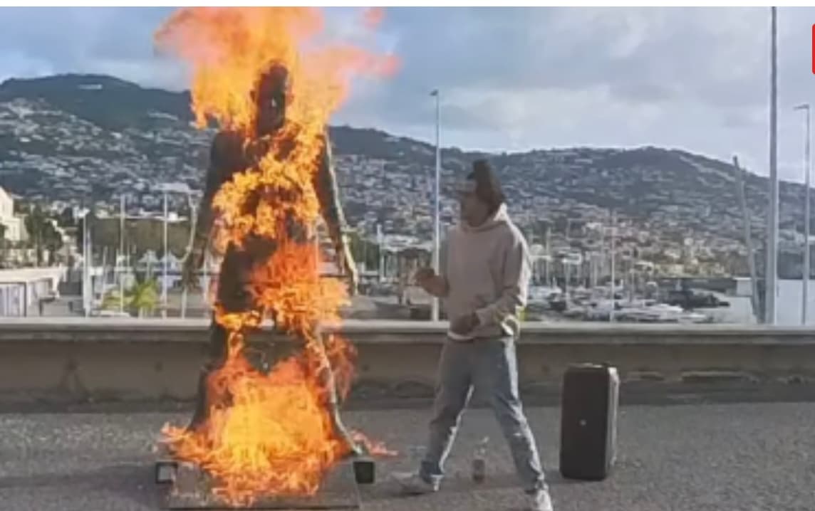 Estátua de Cristiano Ronaldo é incendiada em Portugal