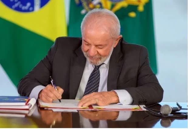 Governo reduz verba para a alfabetização enquanto infla o Pé-de-Meia
