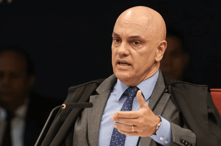 Moraes se declara impedido de julgar e envia a Gilmar Mendes pedido de prisão domiciliar de Bolsonaro
