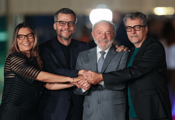 Lula comemora vitória de "O Agente Secreto" no Globo de Ouro