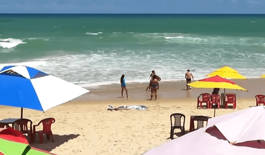 Homem morre após tentar esfaquear agente da STTU e fugir da polícia pelo mar na Praia dos Artistas, em Natal