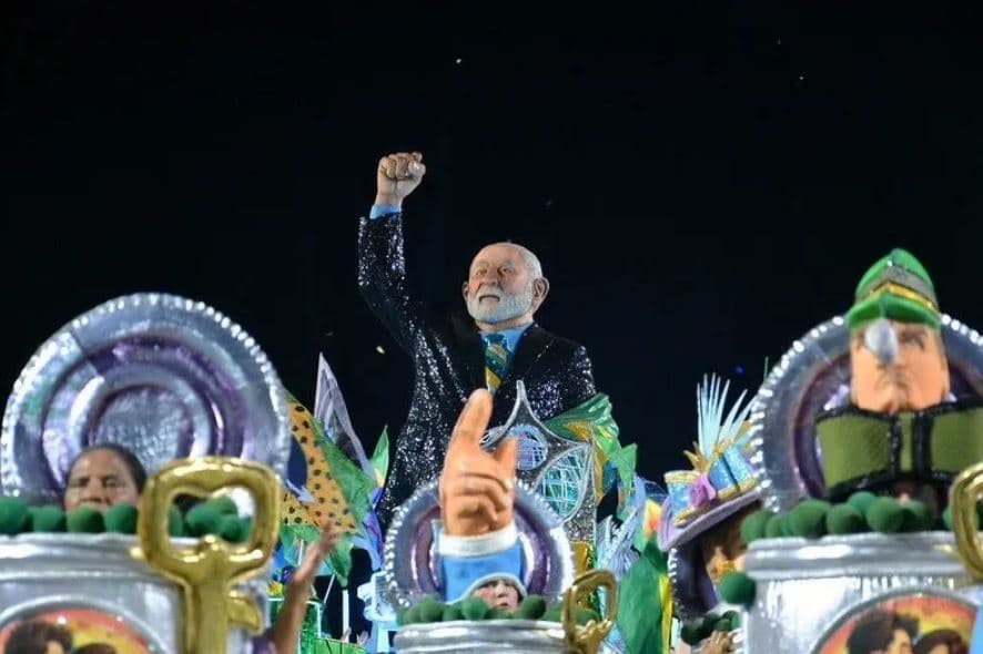 Escola de samba exalta Lula e retrata Bolsonaro como palhaço em desfile no Rio