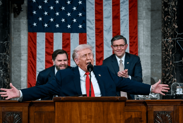 Trump faz discurso histórico de 1h48, ataca Suprema Corte, endurece fronteiras e mira Irã