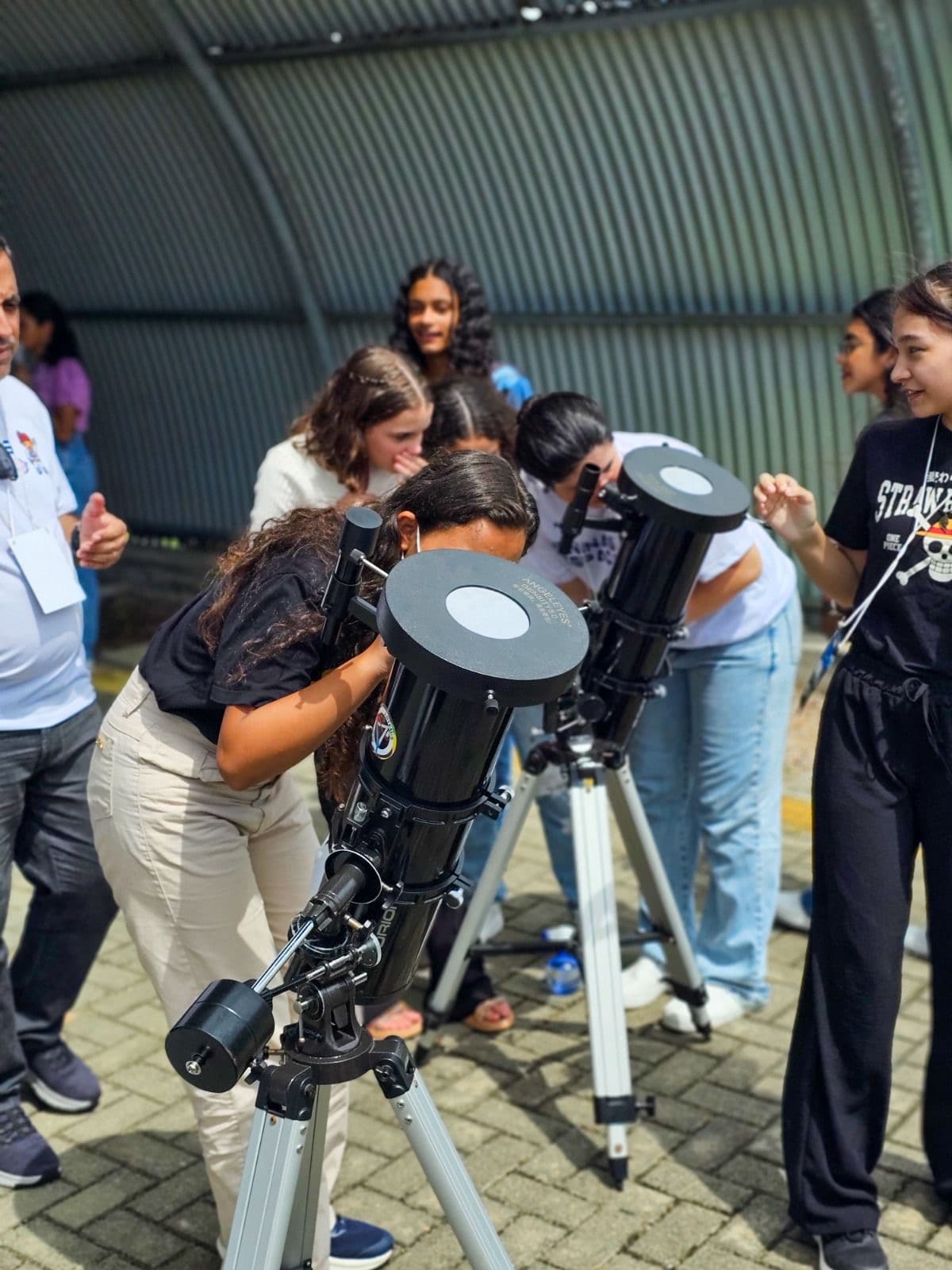 No Dia Internacional das Mulheres e Meninas na Ciência, projeto fortalece formação científica de jovens no Brasil