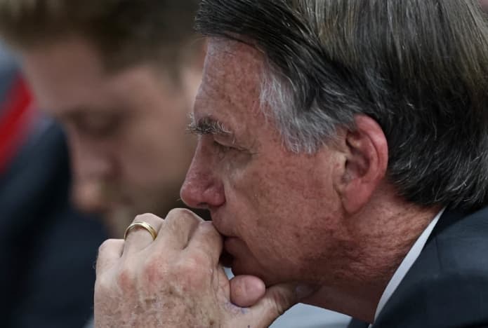 Novos laudos médicos apontam piora de Bolsonaro com crises de soluço e risco de queda