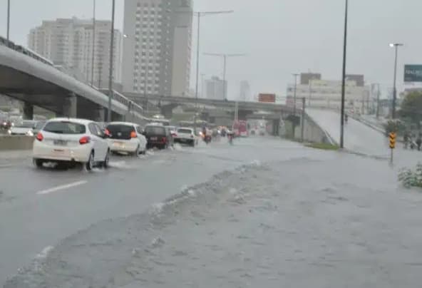 ATUALIZAÇÃO: Chuva fecha 5 vias, alaga ruas e trava o trânsito em Natal nesta quarta (11); veja quais pontos devem ser evitados