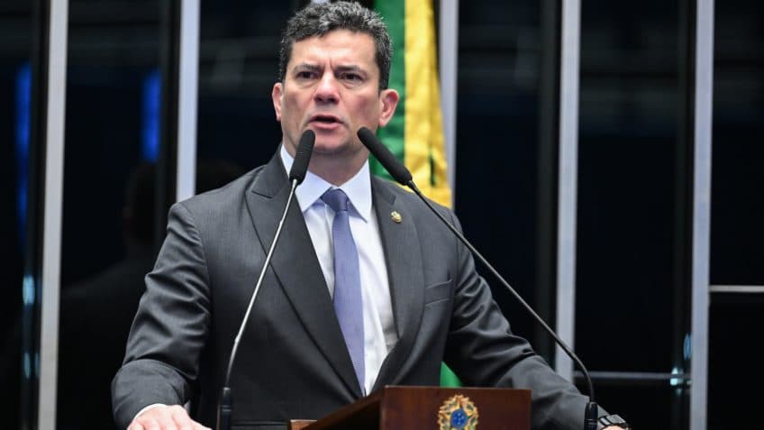 Moro critica desfile em homenagem a Lula e diz que faltou “carro da Odebrecht” na Sapucaí