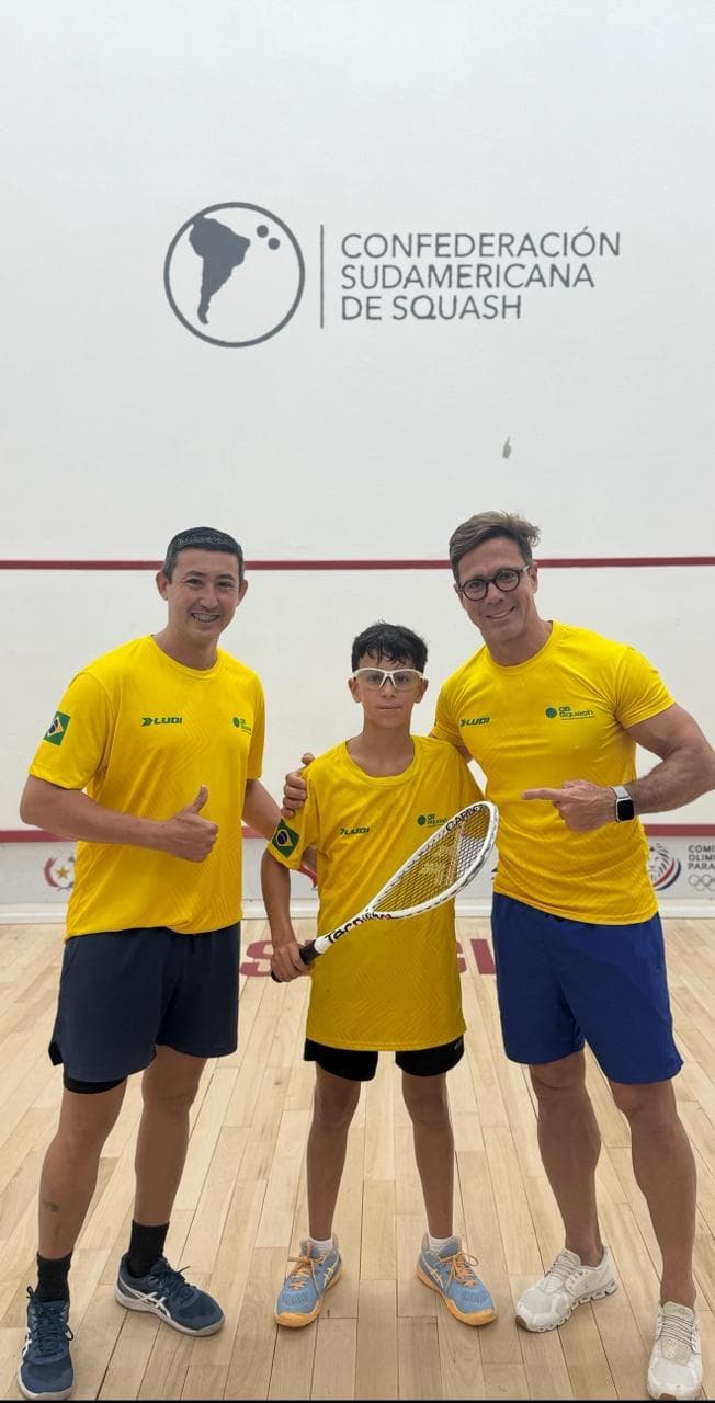 Lucas Cure é campeão sul-americano invicto de squash Sub-13