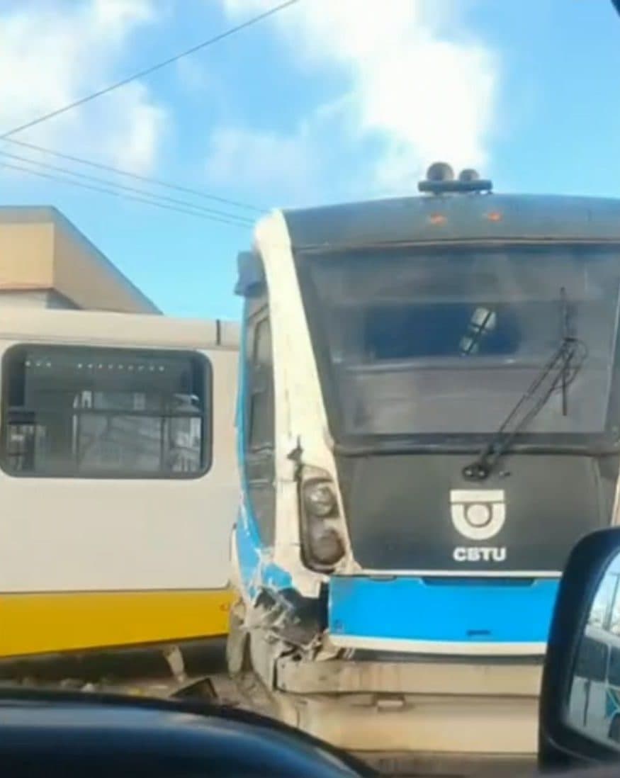 Trem colide com dois ônibus na Nevaldo Rocha e provoca congestionamento em Natal