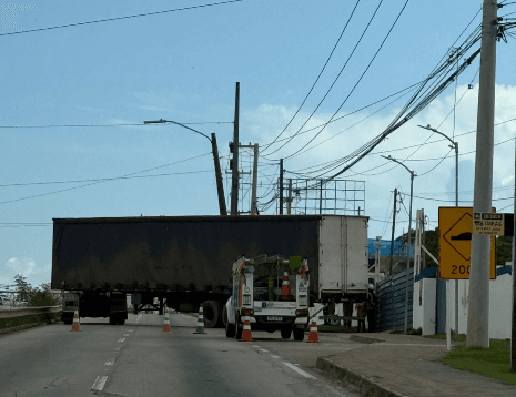 Marginal da BR-101 é interditada após caminhão bater em poste