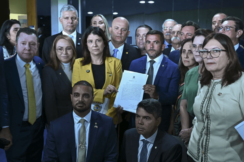 Parlamentares reúnem assinaturas e apresentam pedido por CPMI do Banco Master