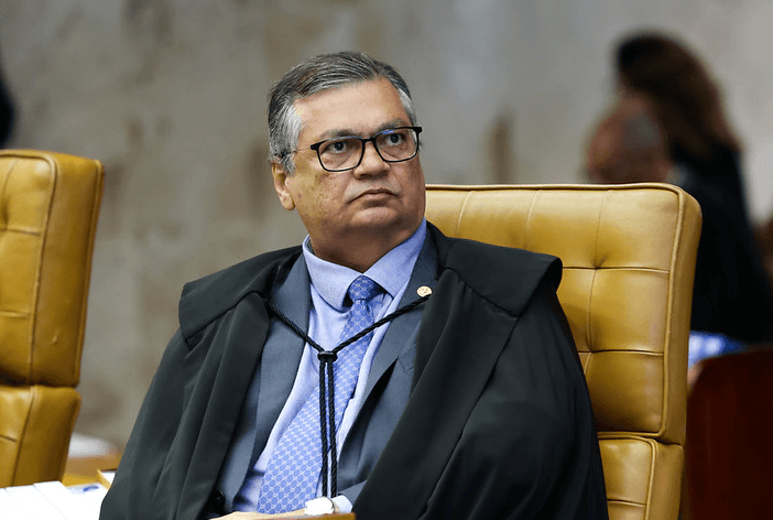 Dino suspende "penduricalhos" acima do teto do funcionalismo público e exige revisão de gastos nos Três Poderes
