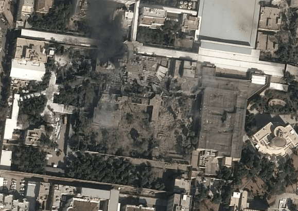 Imagem de satélite revela destruição em complexo ligado ao líder supremo do Irã; paradeiro de Khamenei é desconhecido