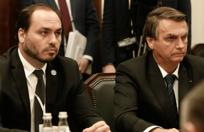 Carlos diz que Bolsonaro passou mal e está sendo monitorado