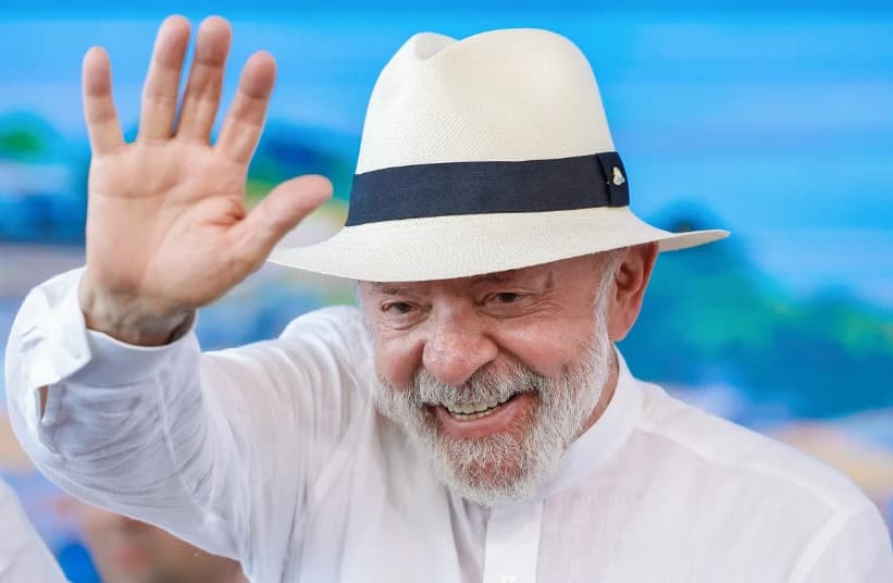 Lula foge do chão e vai ver o Galo da Madrugada de camarote no Recife