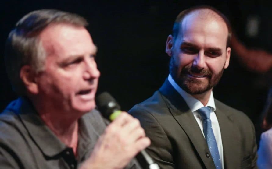 Decisão de Moraes sobre visitas a Bolsonaro cita três filhos e não inclui Eduardo