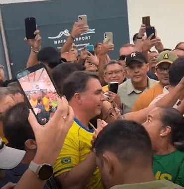 VÍDEO: Flávio Bolsonaro é ovacionado por apoiadores ao chegar em Natal