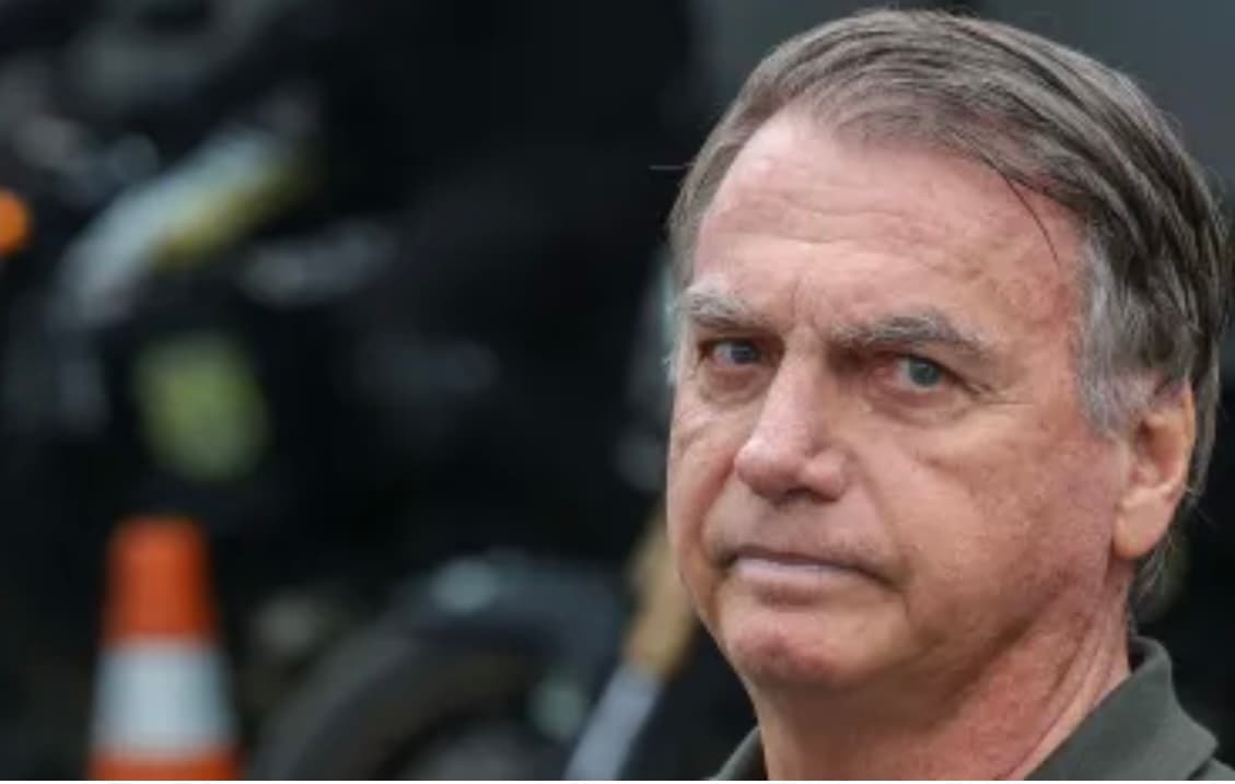 Flávio diz que Bolsonaro está indo para hospital após "calafrios e vômitos"