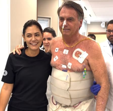 Michelle publica foto com Bolsonaro no hospital: "Seguirei cuidando do meu marido”