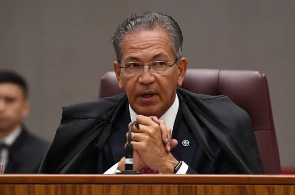 Ministro do STJ aplica “mata-leão” para conter passageiro em surto após ameaça em voo