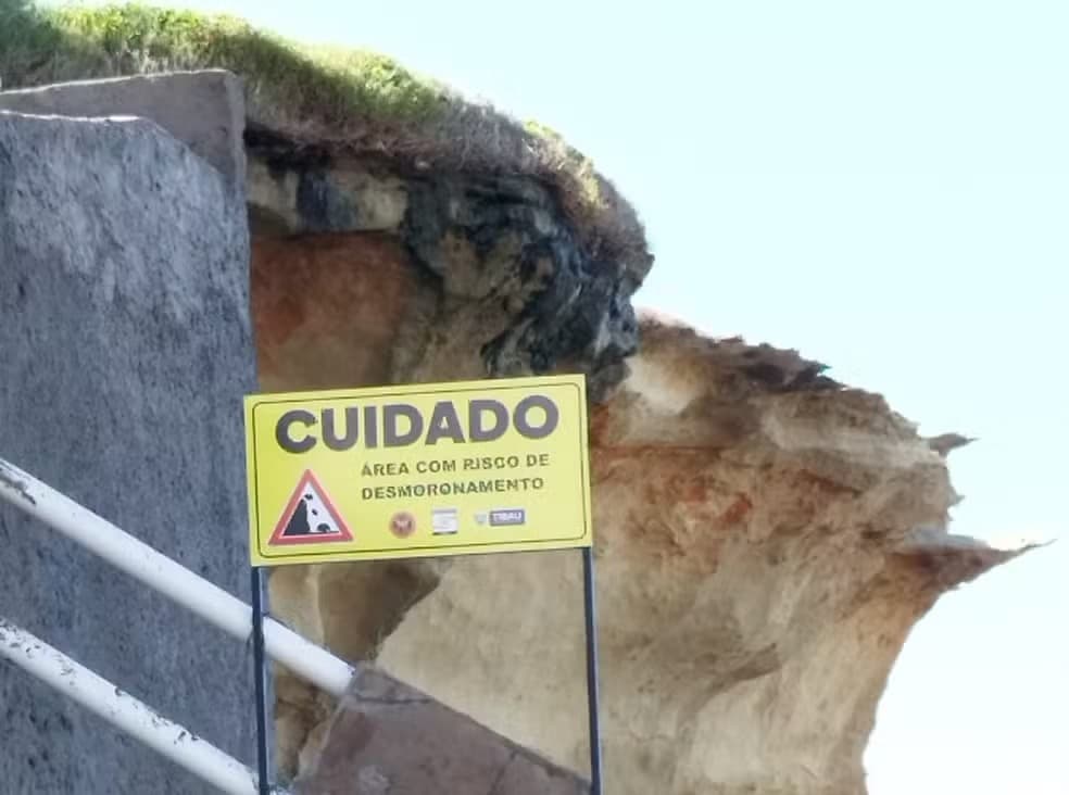 Parte de falésia desmorona e trecho da Pedra do Chapéu é interditado em Tibau, no RN
