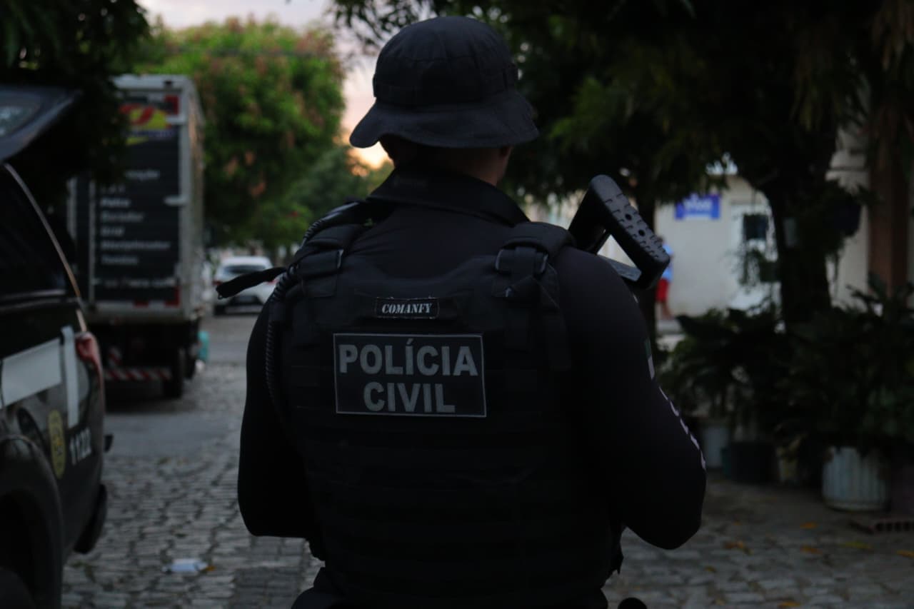 Polícia investiga fraude em concursos públicos e cumpre mandados no RN e PE