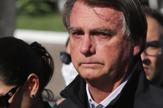 Bolsonaro deixa prisão domiciliar e é internado para cirurgia no ombro em Brasília