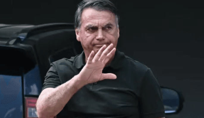 Bolsonaro está em vigília clínica de 24 horas para alta na sexta-feira (27), diz boletim