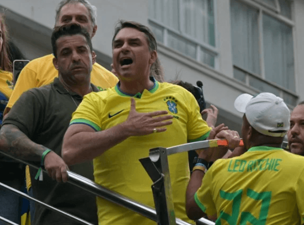 Flávio Bolsonaro defende fiscalização internacional para reforçar transparência das eleições